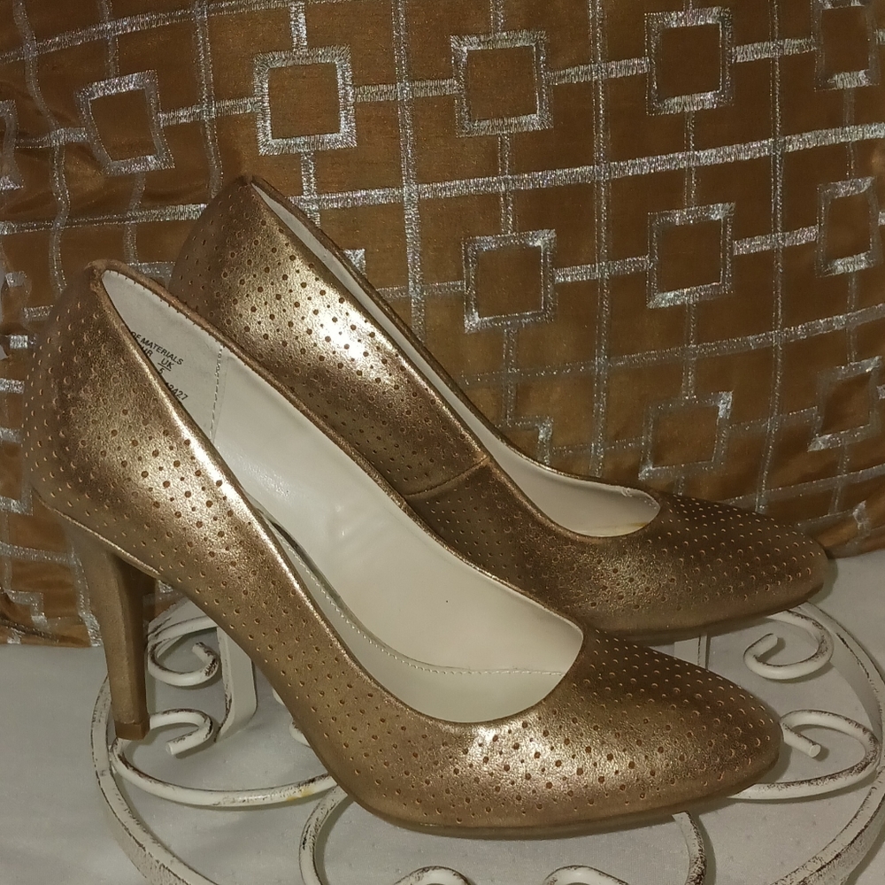 Metaphor Gold Round toe Heels Size 6.5